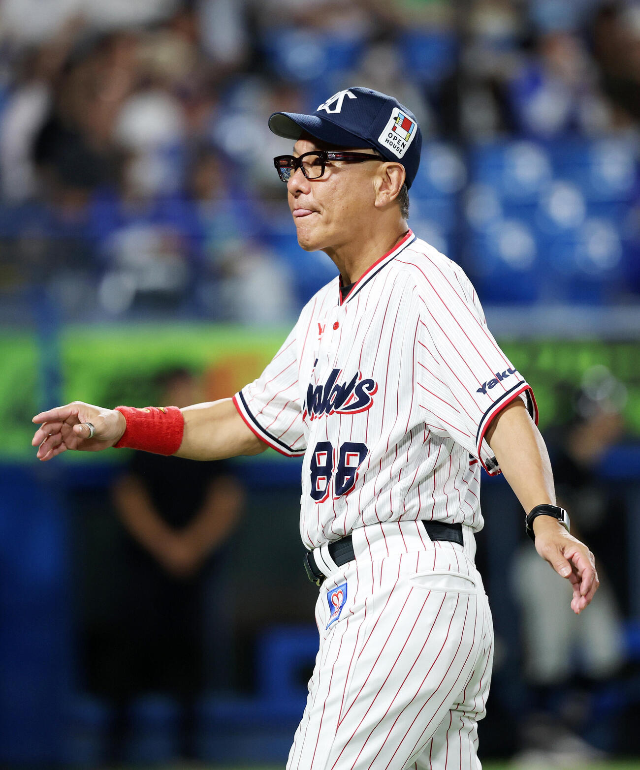 ヤクルト対DeNA 9回表、選手交代を告げるヤクルト池山隆寛監督（撮影・鈴木正人）