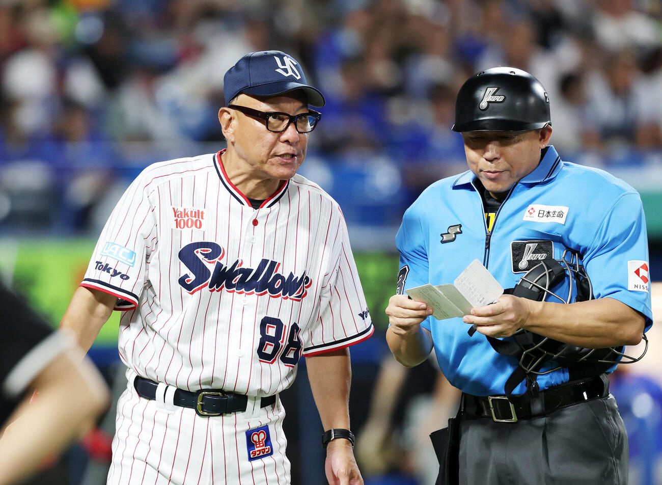 ヤクルト対DeNA 6回表、投手交代を告げるヤクルト池山隆寛監督（撮影・鈴木正人）