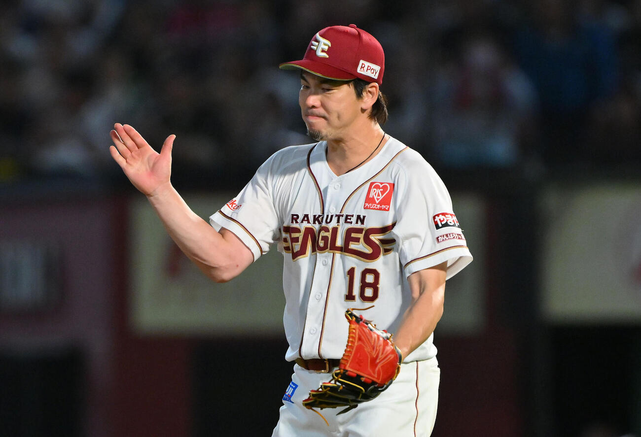 楽天対日本ハム　8回表日本ハム2死、大塚瑠晏を空振り三振に仕留めグラブをたたく前田健太（撮影・滝沢徹郎）
