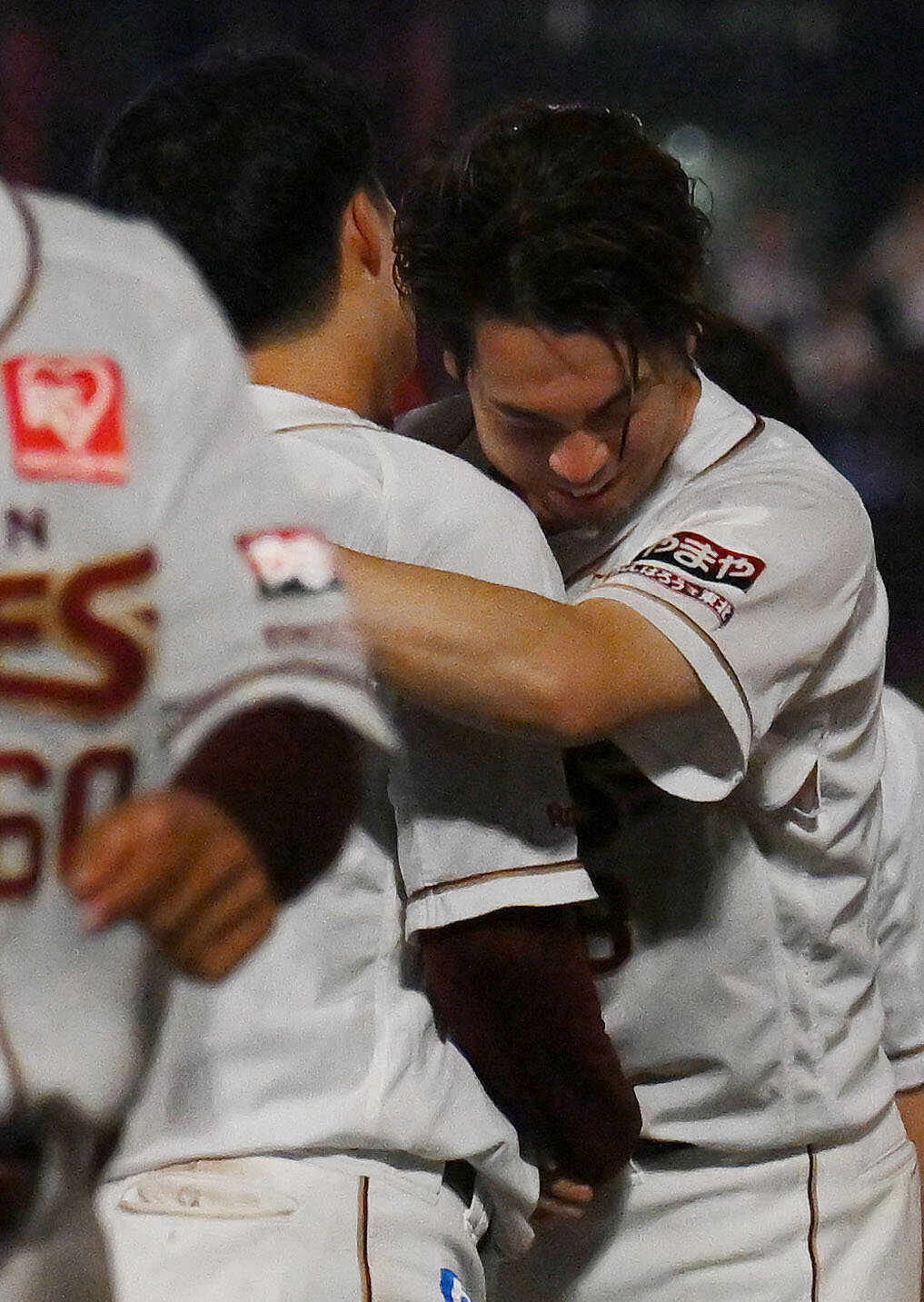 楽天対日本ハム　試合後、勝利投手の楽天前田健太（右）は捕手太田光と抱き合う（撮影・滝沢徹郎）
