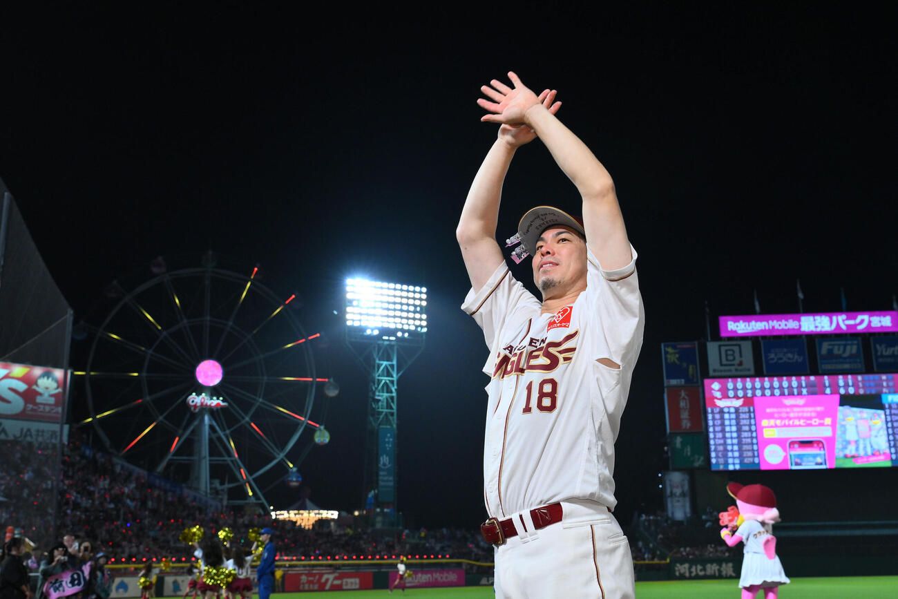 楽天対日本ハム　試合後、勝利投手の楽天前田健太はファンの祝福に応じる（撮影・滝沢徹郎）