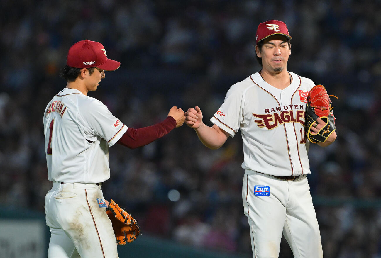 楽天対日本ハム　試合後、楽天前田健太（右）は宗山塁とタッチを交わす（撮影・滝沢徹郎）