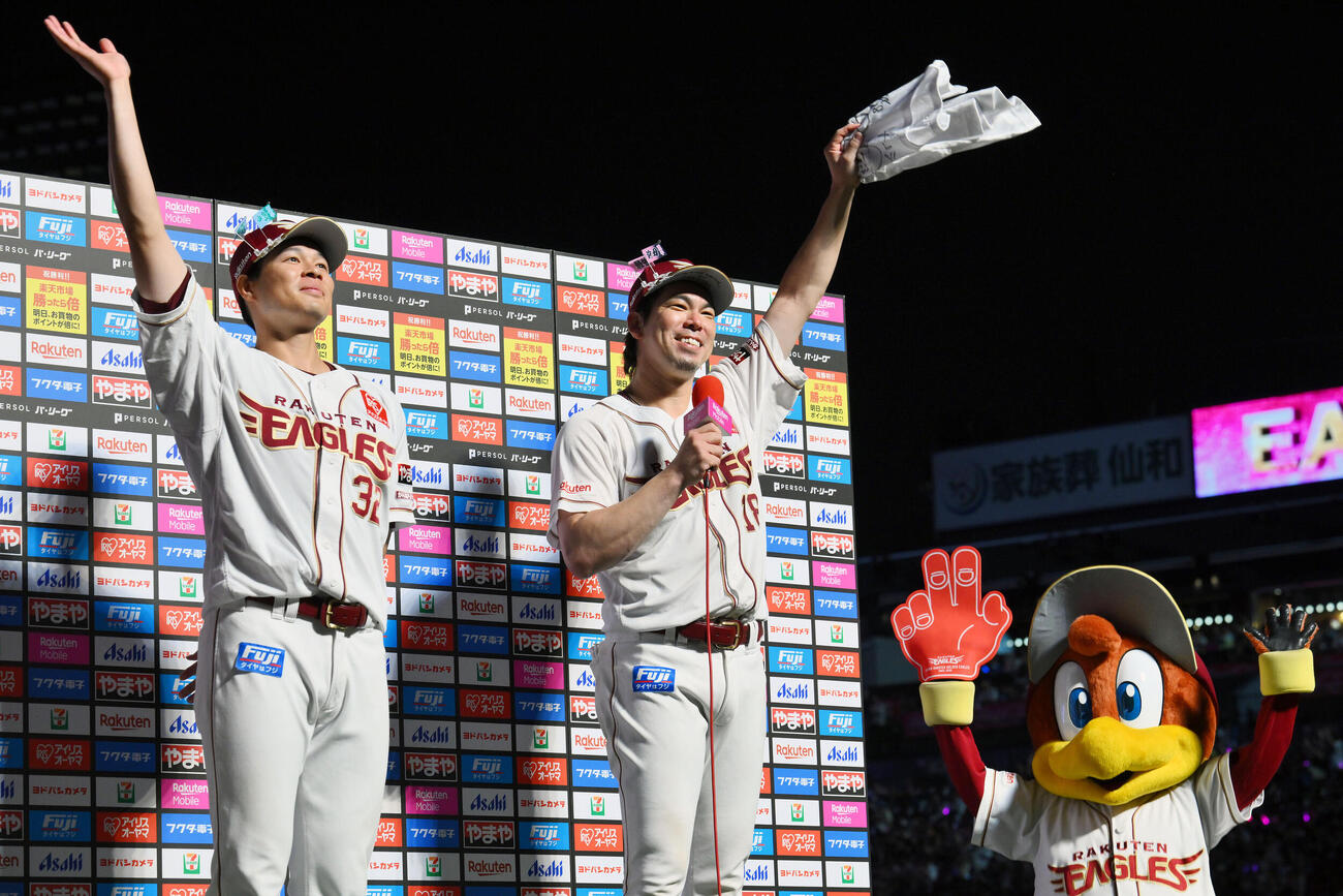 楽天対日本ハム　ヒーローインタビューでファンに手を振る楽天前田健太（右）と中島大輔（撮影・滝沢徹郎）