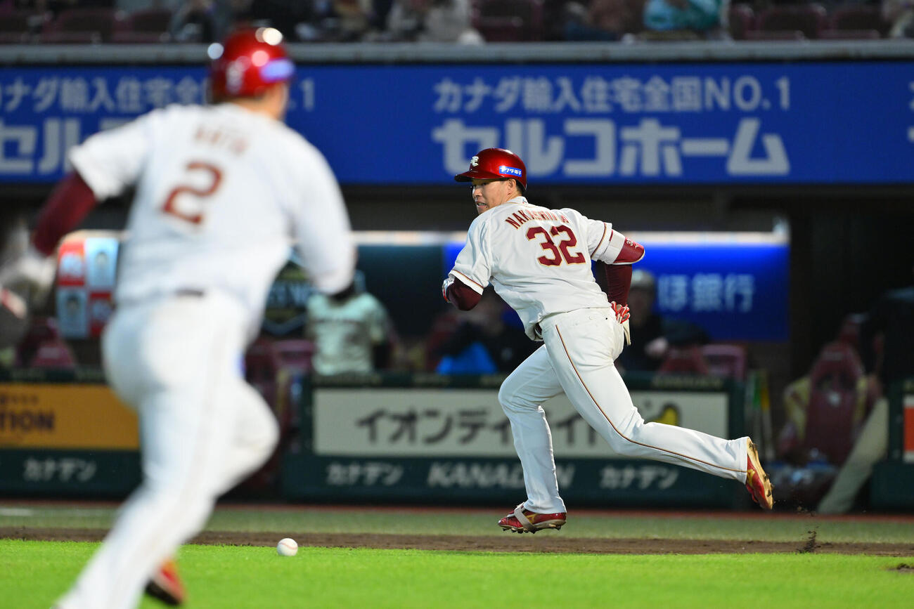 楽天対日本ハム　7回裏楽天1死一、三塁、中島大輔（後方）はクイズを決める（撮影・滝沢徹郎）