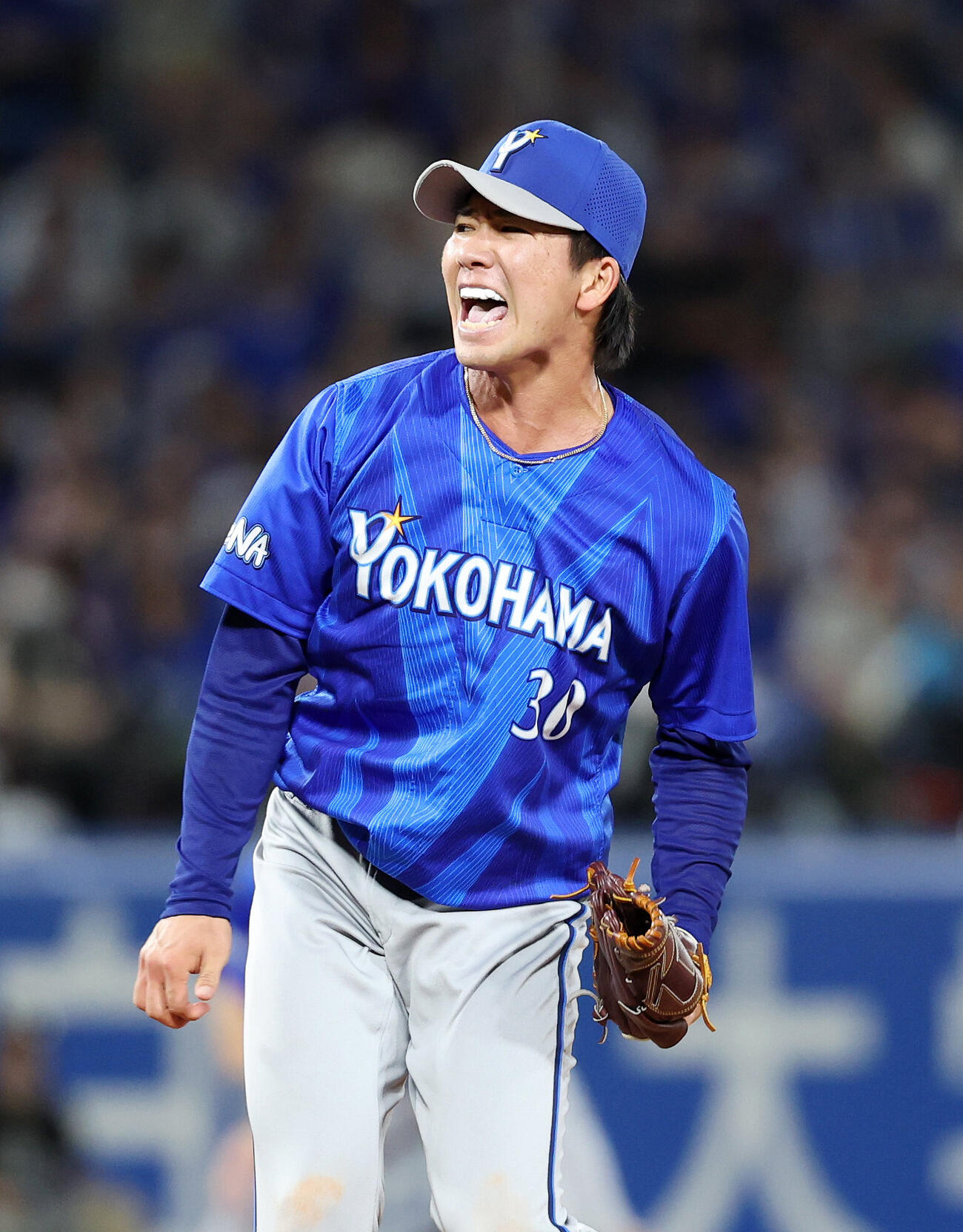 ヤクルト対DeNA 7回裏、ヤクルトの攻撃を抑え雄たけびを上げるDeNA篠木健太郎（撮影・鈴木正人）