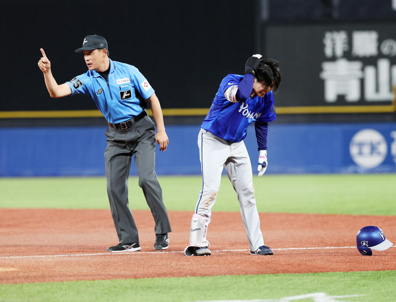 ヤクルト対DeNA 5回表DeNA無死一塁、DeNA篠木健太郎の頭に送球が当たり守備妨害になる（撮影・鈴木正人）