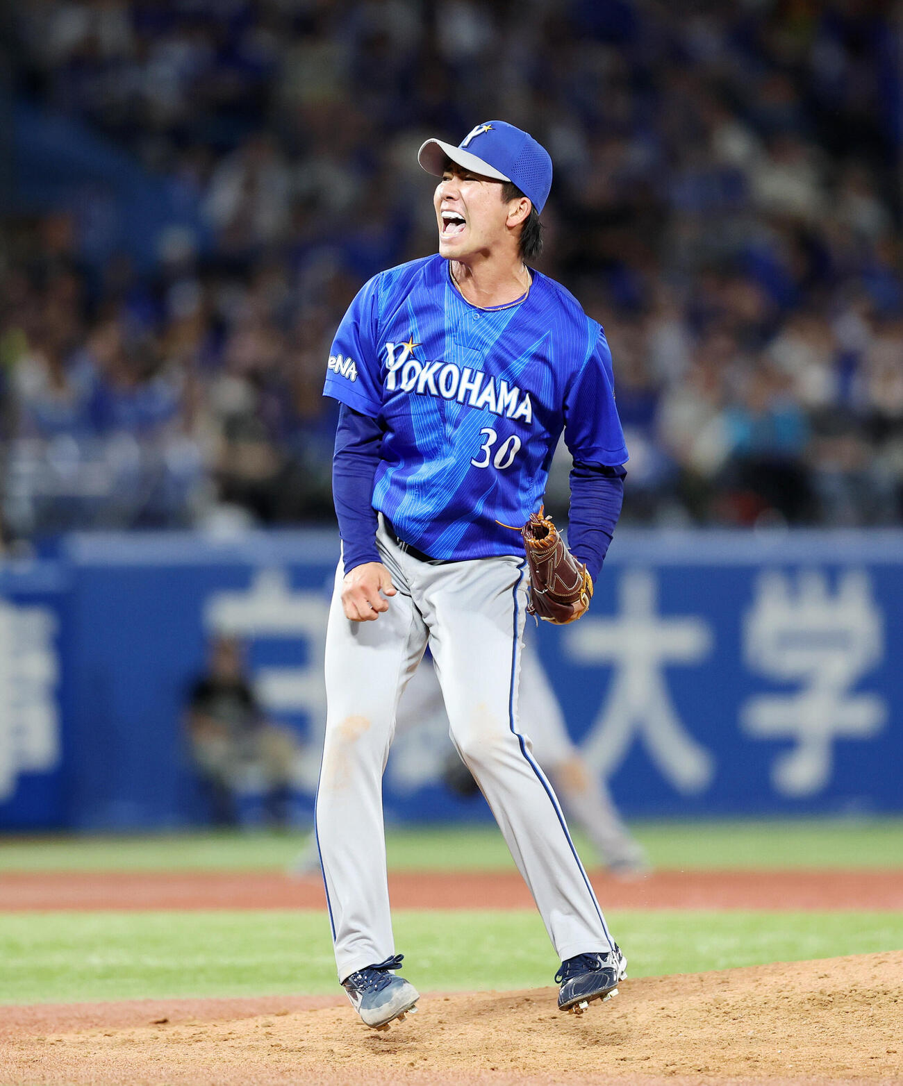 ヤクルト対DeNA 7回裏、ヤクルトの攻撃を抑え雄たけびを上げるDeNA篠木健太郎（撮影・鈴木正人）