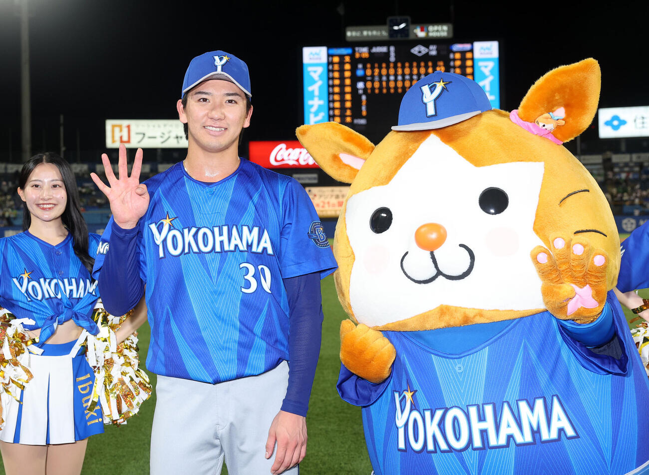 ヤクルト対DeNA　勝利し笑顔で写真に納まるDeNA篠木健太郎（撮影・鈴木正人）