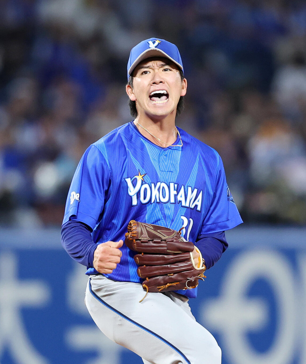 ヤクルト対DeNA 4回裏、DeNAの攻撃を抑え雄たけびを上げるDeNA篠木健太郎（撮影・鈴木正人）