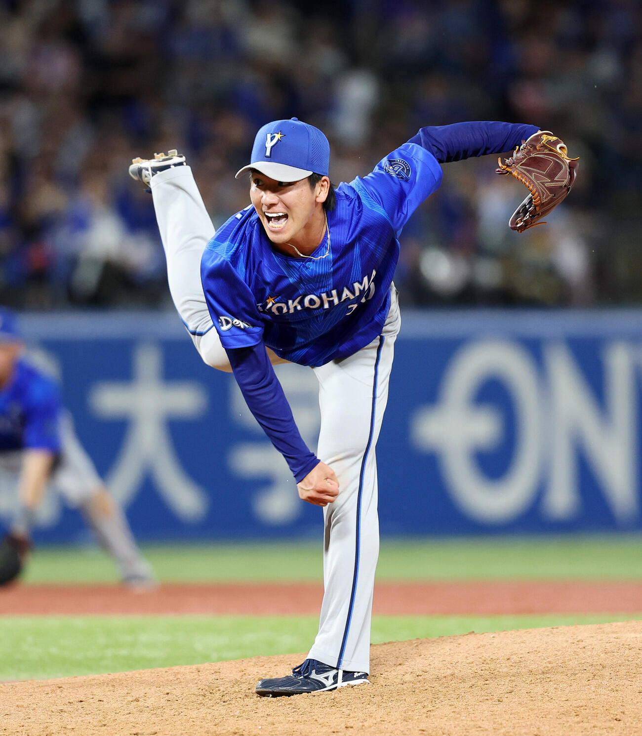 ヤクルト対DeNA 7回裏、ヤクルトの攻撃を抑え雄たけびを上げるDeNA篠木健太郎（撮影・鈴木正人）
