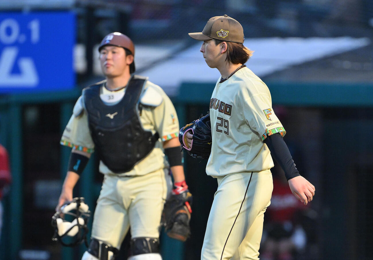 楽天対日本ハム　3回裏楽天無死一、二塁、中島大輔に先制適時二塁打を許した細野晴希（右）（撮影・滝沢徹郎）