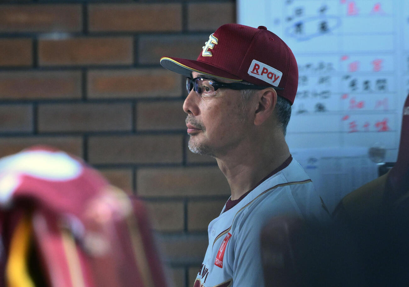 楽天対日本ハム　戦況を見守る楽天吉井理人監督（撮影・滝沢徹郎）