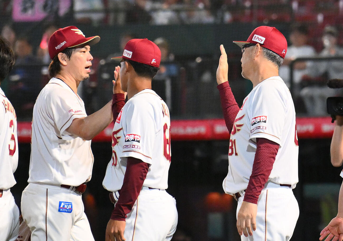 楽天対日本ハム　試合後、楽天前田健太（左）は吉井理人監督（右）とタッチを交わす（撮影・滝沢徹郎）