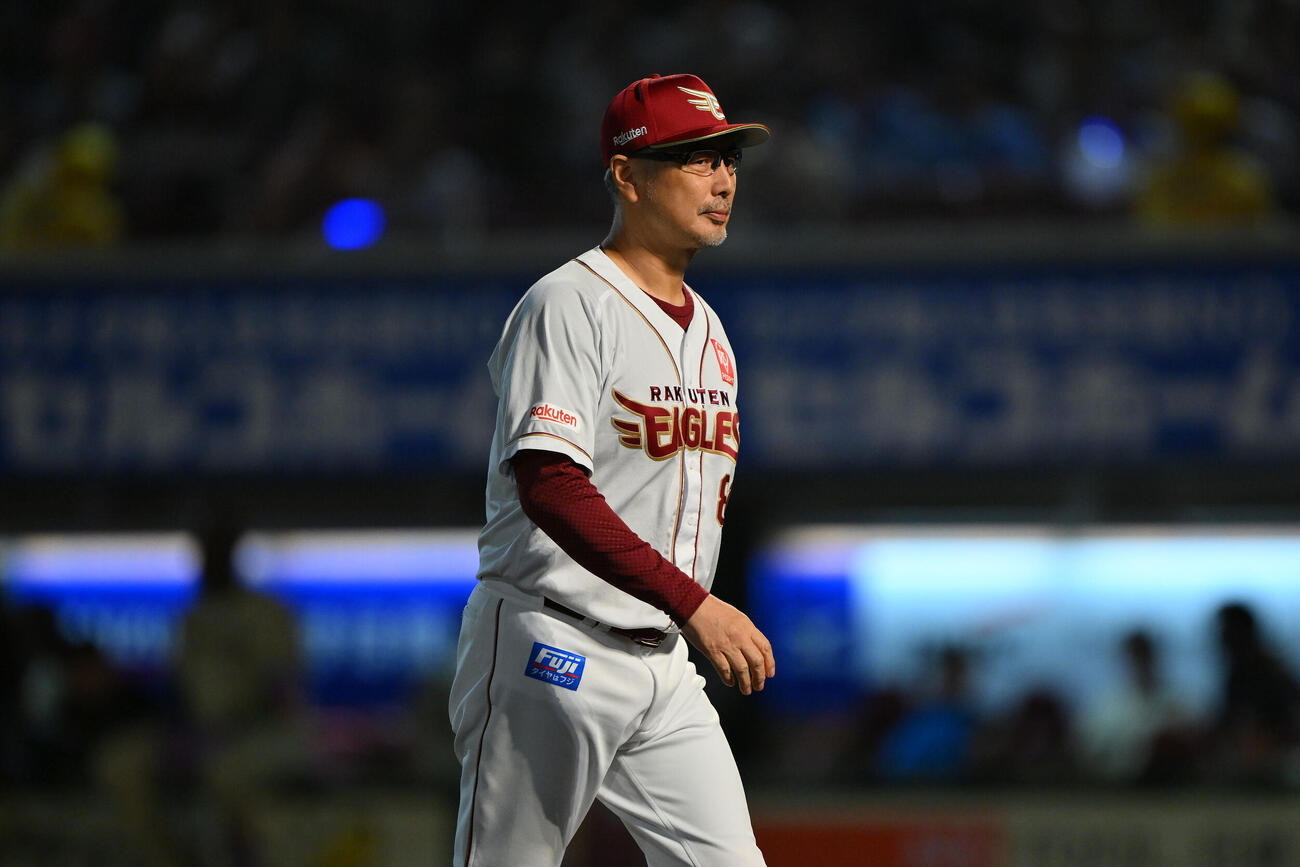 楽天対日本ハム　9回表、交代を伝え引き揚げる楽天吉井理人監督（撮影・滝沢徹郎）