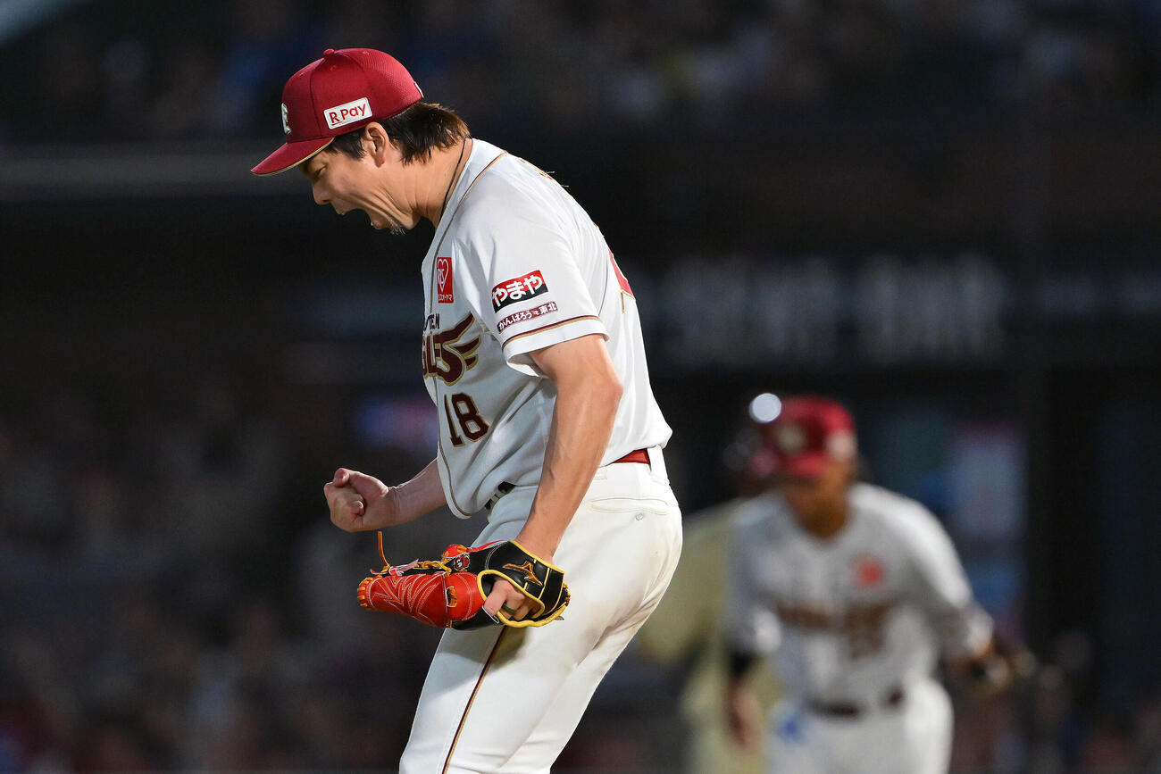 楽天対日本ハム　8回表日本ハム無死一塁、郡司裕也を併殺打に仕留め雄たけびを上げる前田健太（撮影・滝沢徹郎）