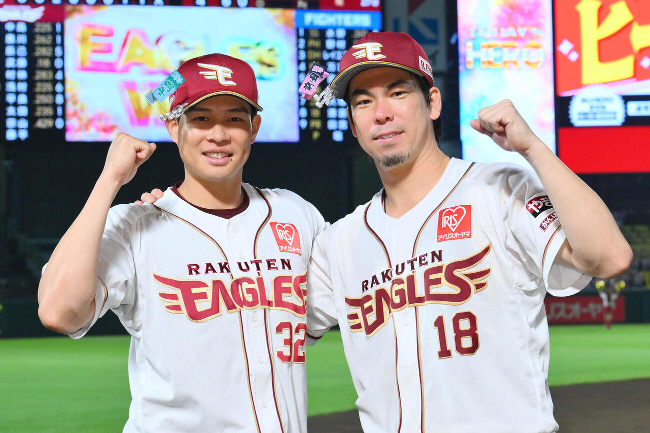 楽天対日本ハム　ヒーローインタビューを終え記念撮影する楽天中島大輔（左）と前田健太（撮影・滝沢徹郎）