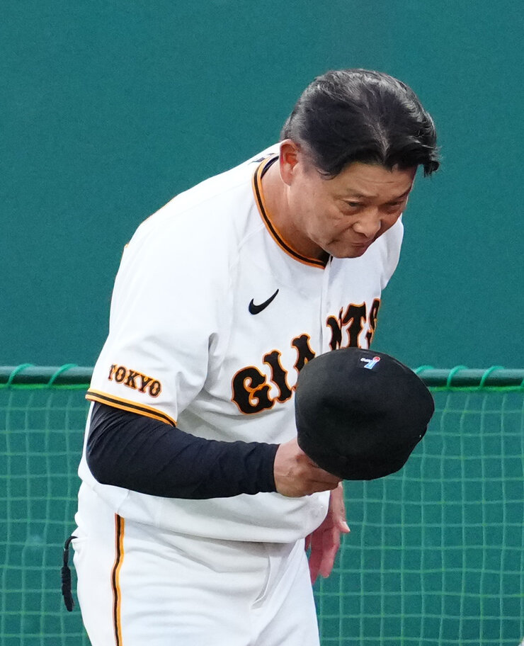 巨人対ヤクルト　先発西舘が頭部死球を与え、謝罪する橋上秀樹監督代行（2026年7月1日撮影）