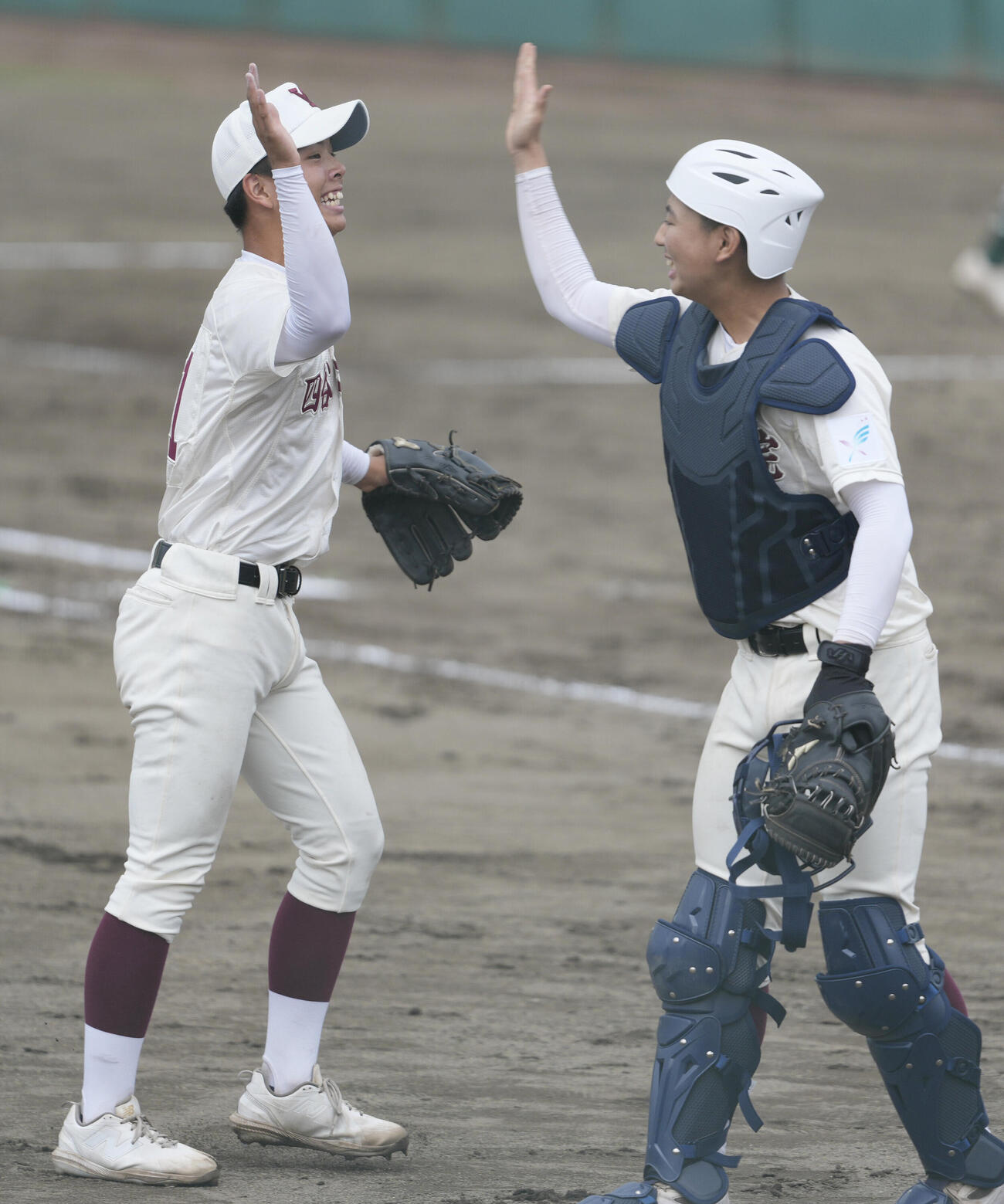 四谷学院対つくば秀英　つくば秀英に勝利し笑顔でタッチを交わす四谷学院・小野朔太郎（左）と高橋新（撮影・小島史椰）