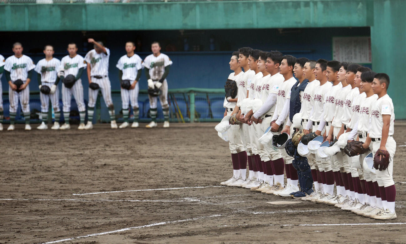 四谷学院対つくば秀英　つくば秀英に勝利し校歌を歌う四谷学院の選手たち（撮影・小島史椰）