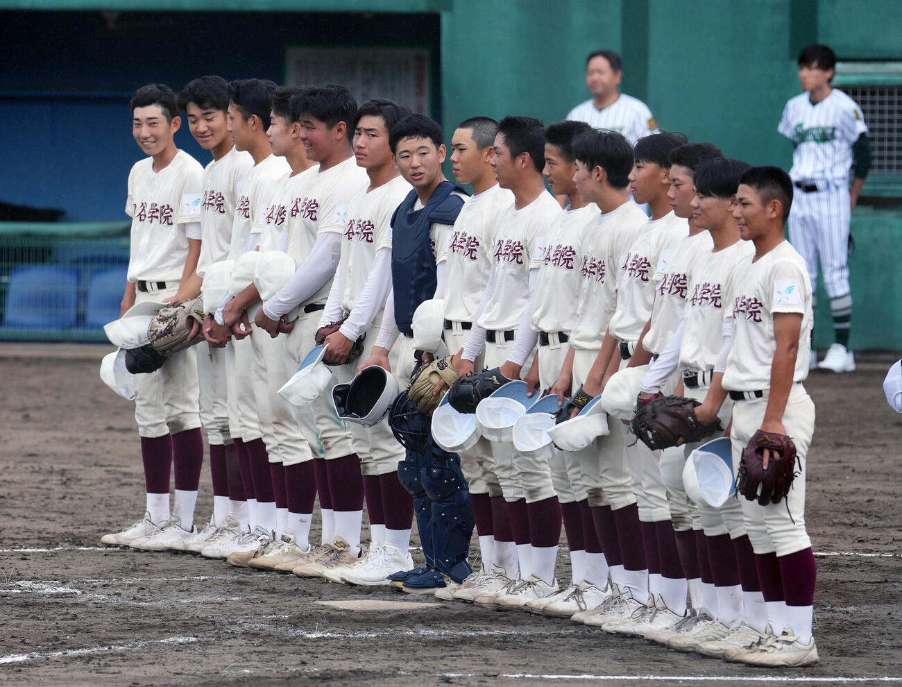四谷学院対つくば秀英　つくば秀英に勝利し笑顔で校歌を歌う四谷学院の選手たち（撮影・小島史椰）