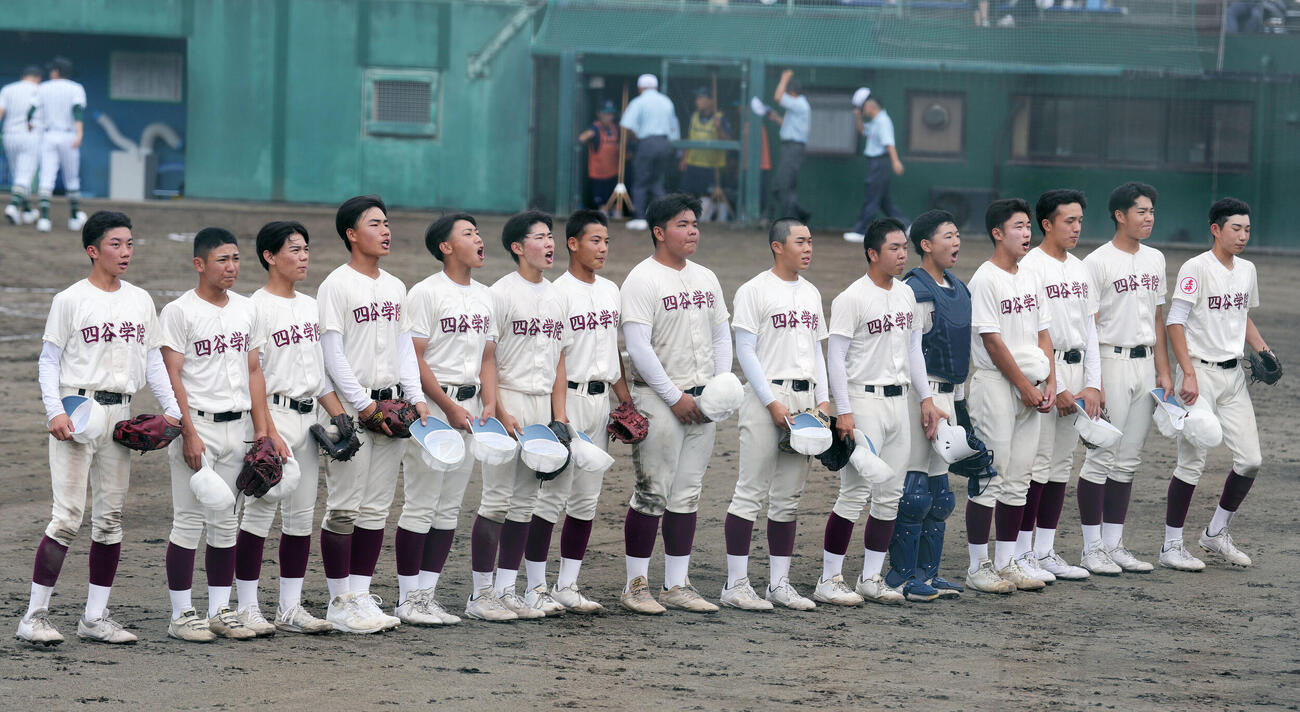 四谷学院対つくば秀英　つくば秀英に勝利しスタンドにあいさつする四谷学院の選手たち（撮影・小島史椰）