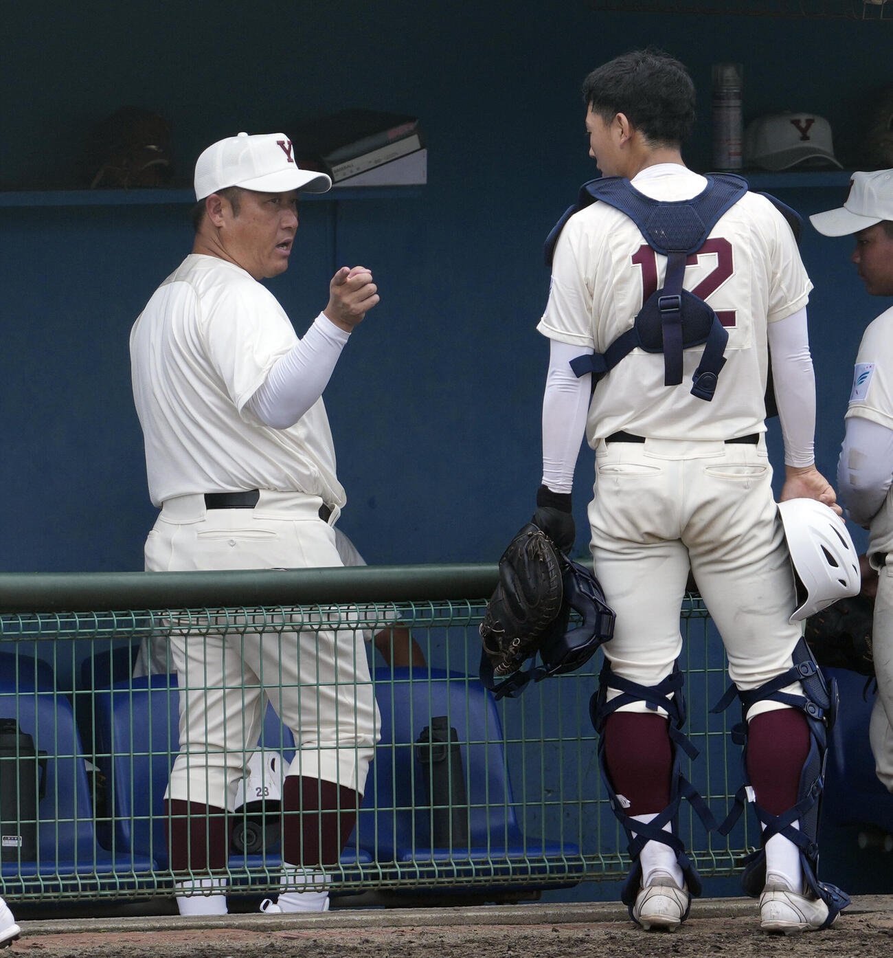 四谷学院対つくば秀英　3回表終了後、選手と話す四谷学院・本村幸雄監督（左）（撮影・小島史椰）