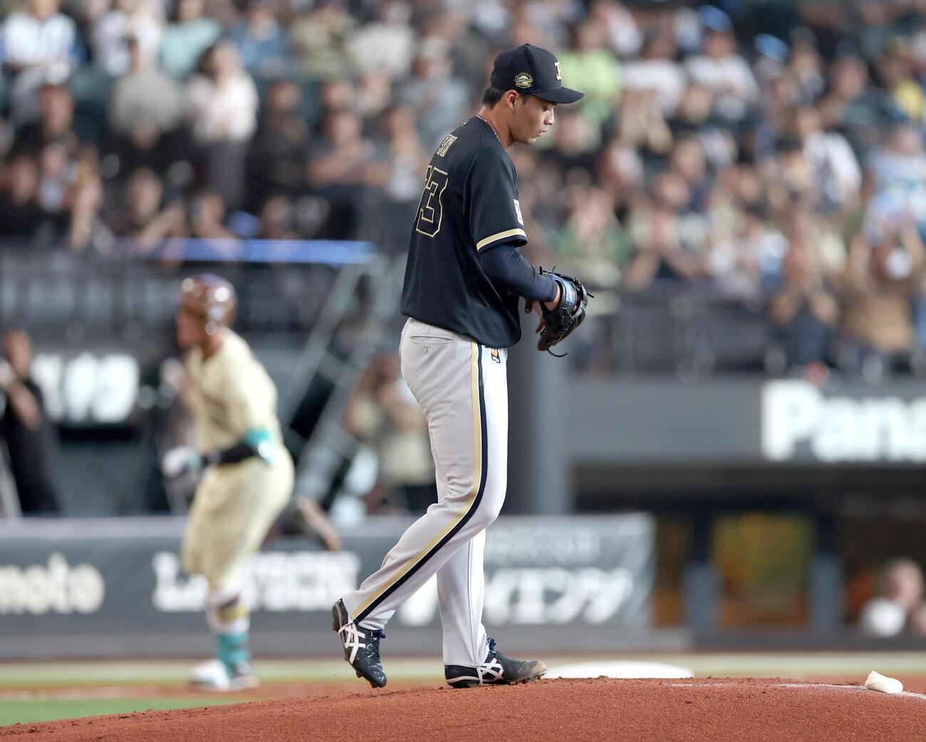 日本ハム対オリックス　1回裏日本ハム無死、万波中正に4者連続となる本塁打を浴びた佐藤一麿（2026年7月2日撮影）