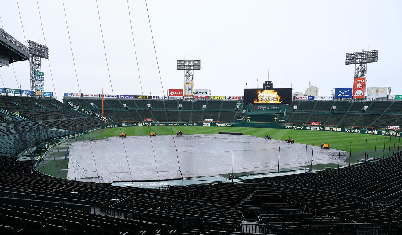 内野にシートが被せられている甲子園球場（撮影・上田博志）