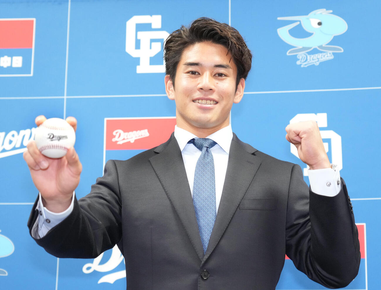 中日対巨人　試合前、入団会見を行いポーズを決める中日宮内春輝（撮影・森本幸一）