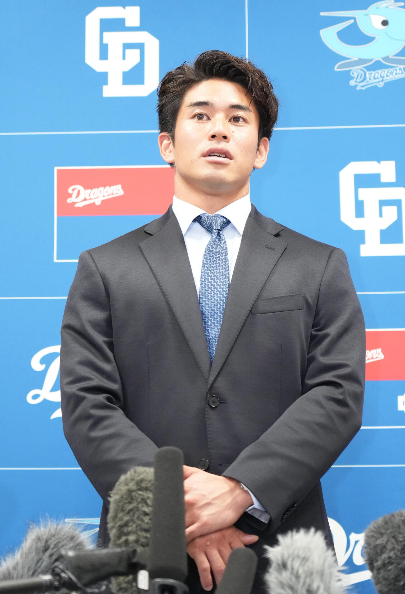 中日対巨人　試合前、入団会見を行う中日宮内春輝（撮影・森本幸一）