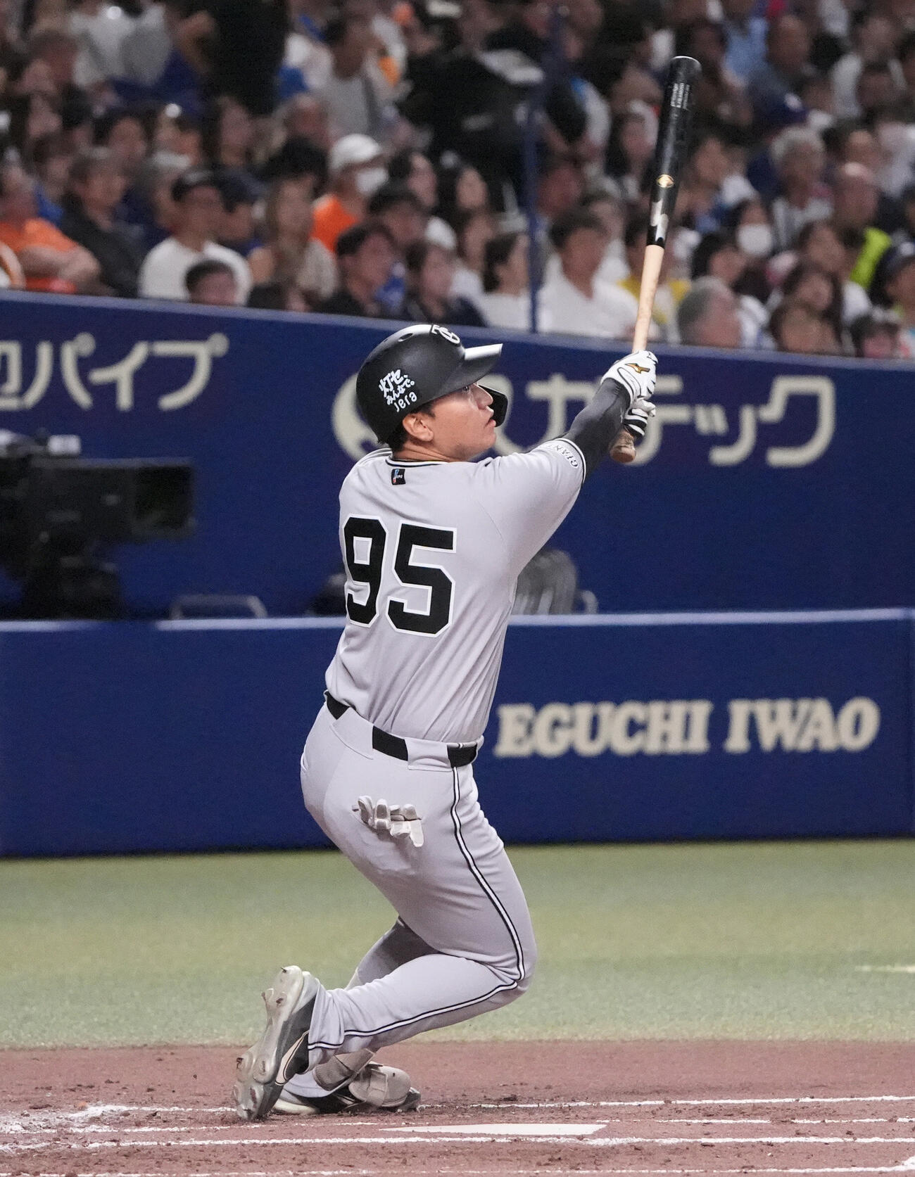 中日対巨人　2回表巨人2死、右越えにプロ初となるソロ本塁打を放つ笹原操希（撮影・森本幸一）