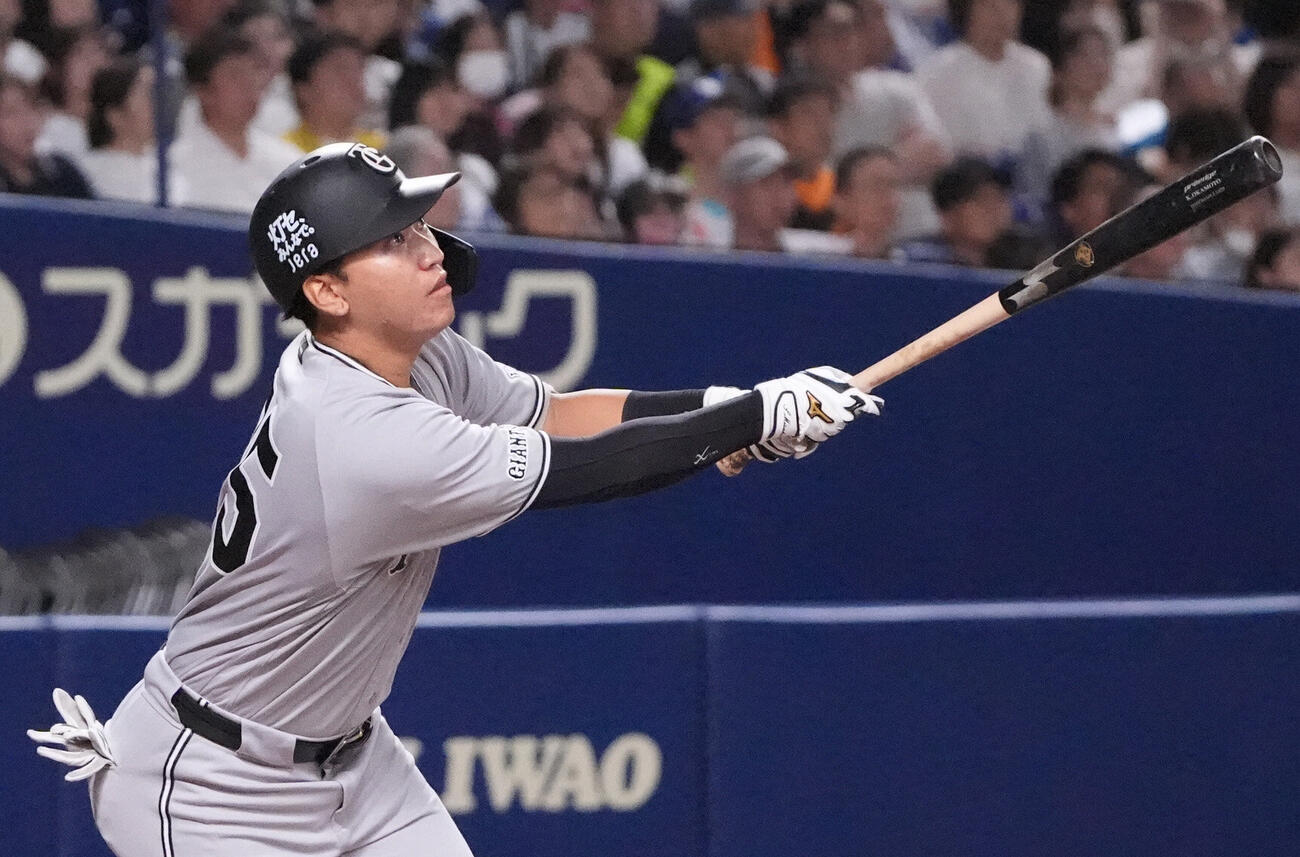中日対巨人　2回表巨人2死、本塁打を放つ笹原操希（撮影・森本幸一）