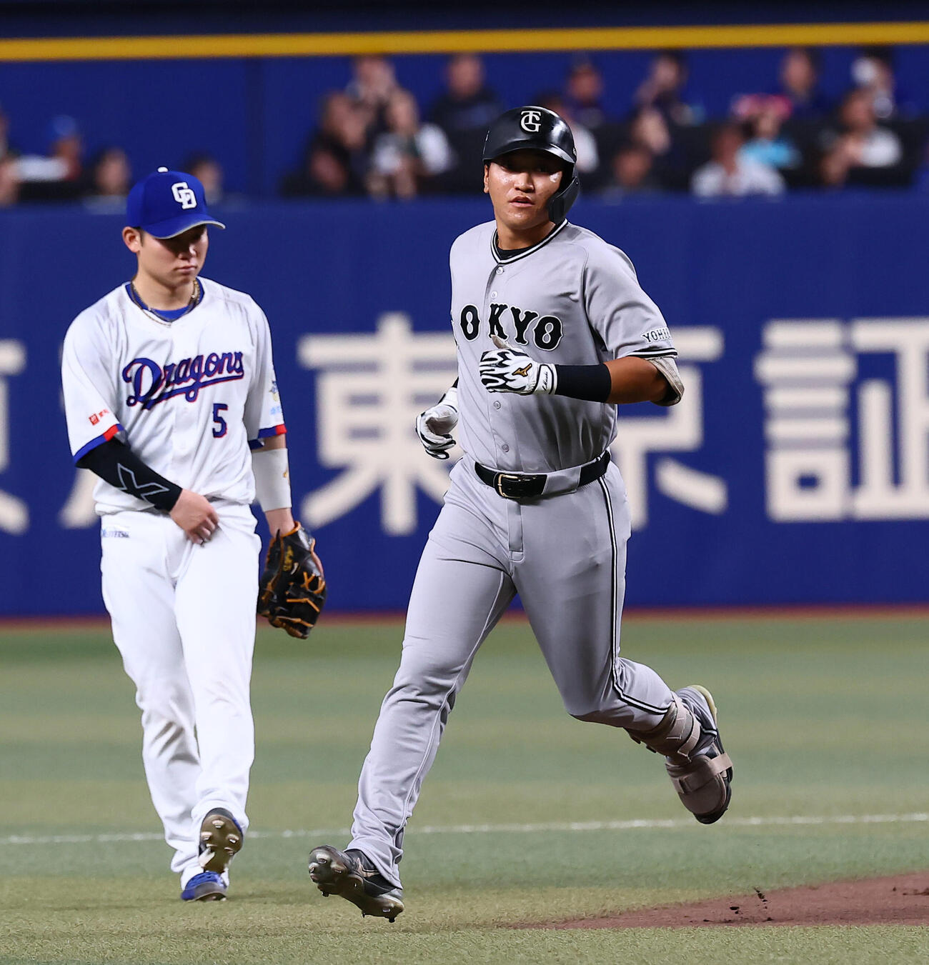 中日対巨人2回表巨人2死、笹原操希は右越えソロ本塁打を放ちダイヤモンドを1周する（撮影・加藤哉）