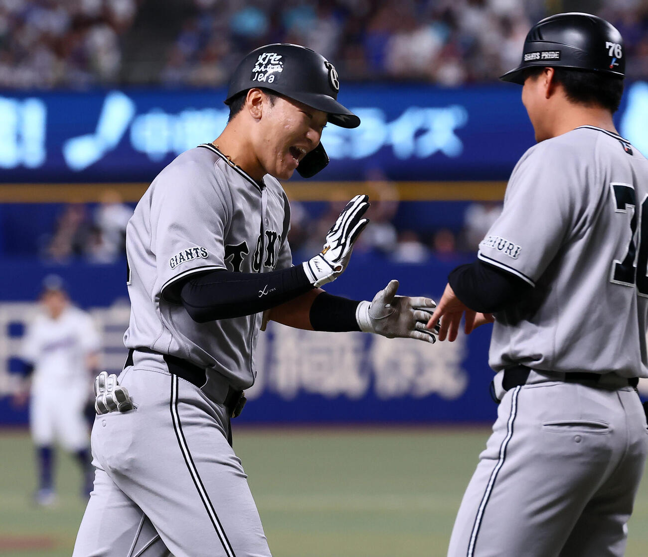 中日対巨人2回表巨人2死、笹原操希は右越えソロ本塁打を放ち吉川大幾三塁コーチ（右）と笑顔でタッチ（撮影・加藤哉）