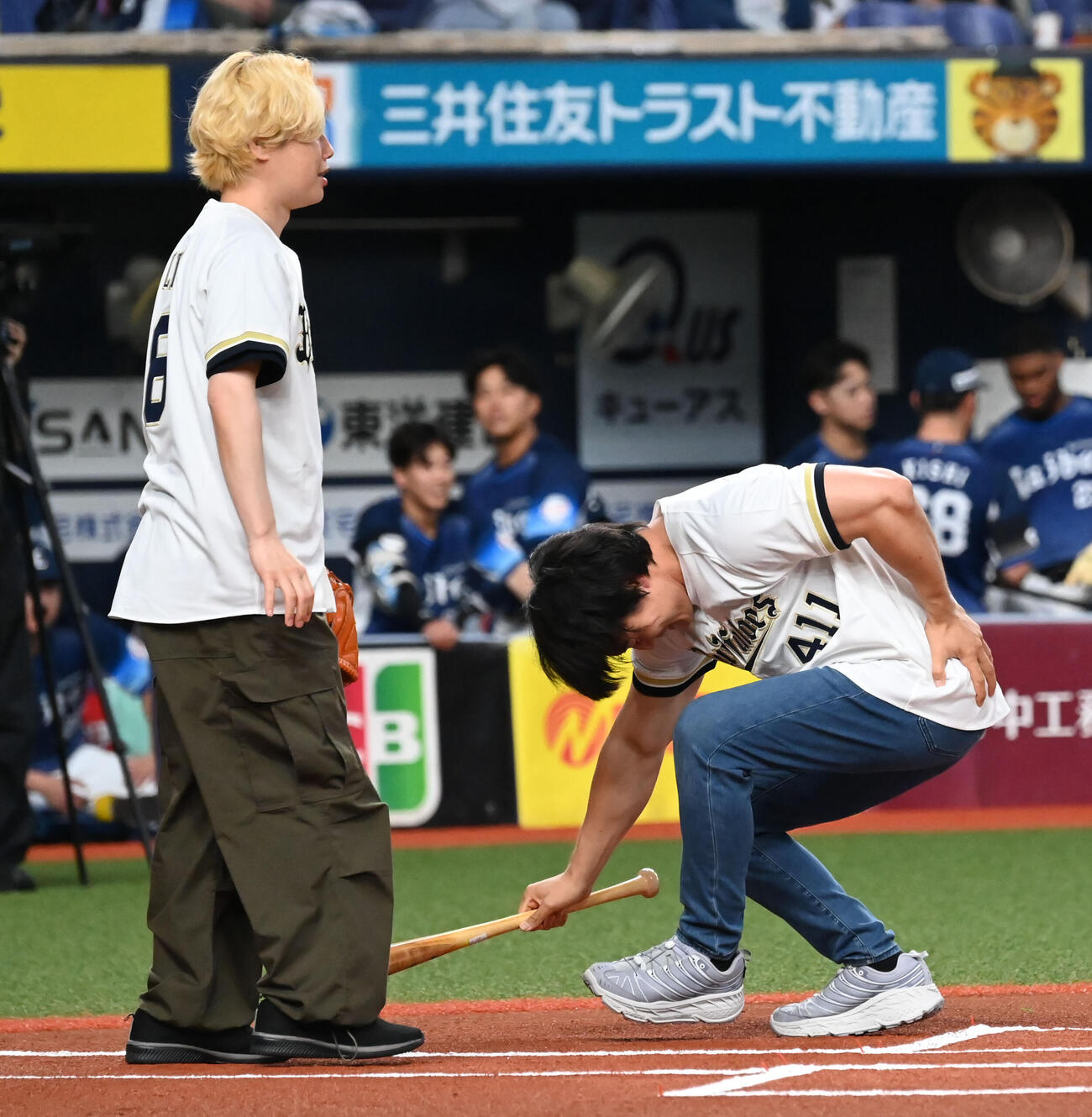 セレモニアルピッチで見取り図盛山晋太郎の投球が当たり、痛がるかけおちの青木マッチョ（右）、左は見取り図リリー（撮影・石井愛子）