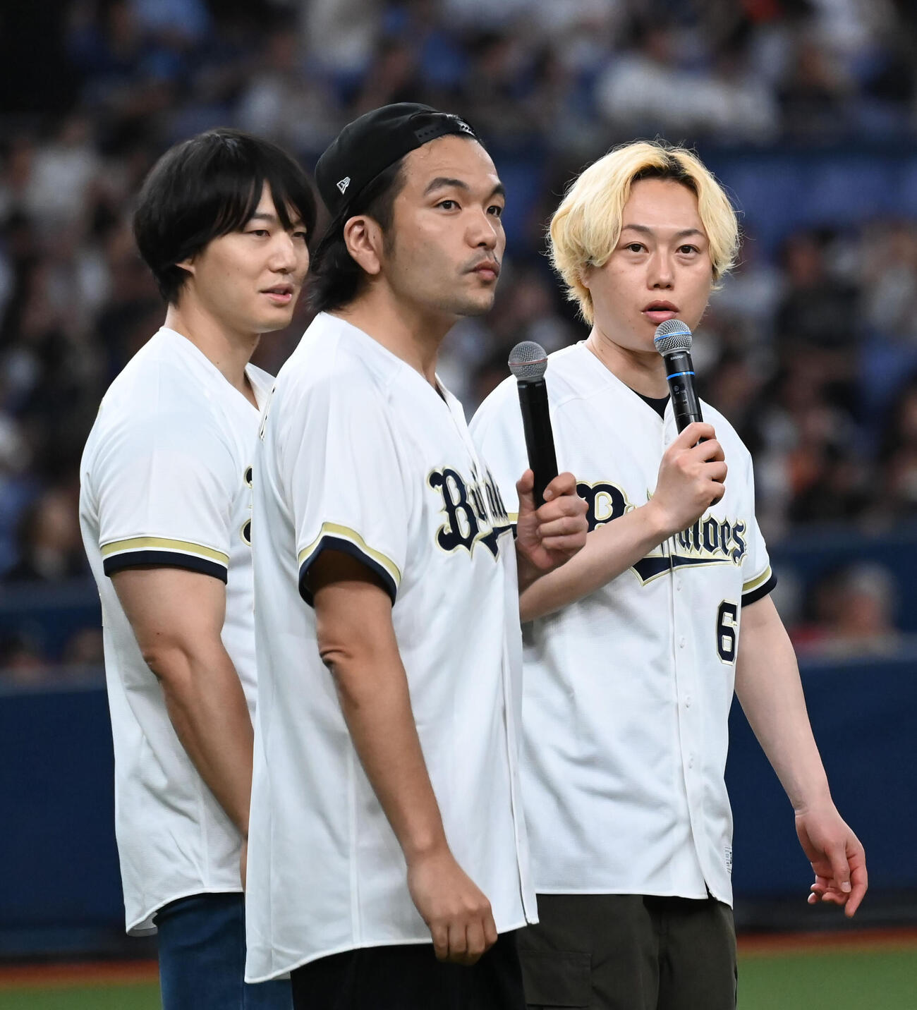 セレモニアルピッチを務める左からかけおちの青木マッチョ、見取り図の盛山晋太郎、リリー（撮影・石井愛子）