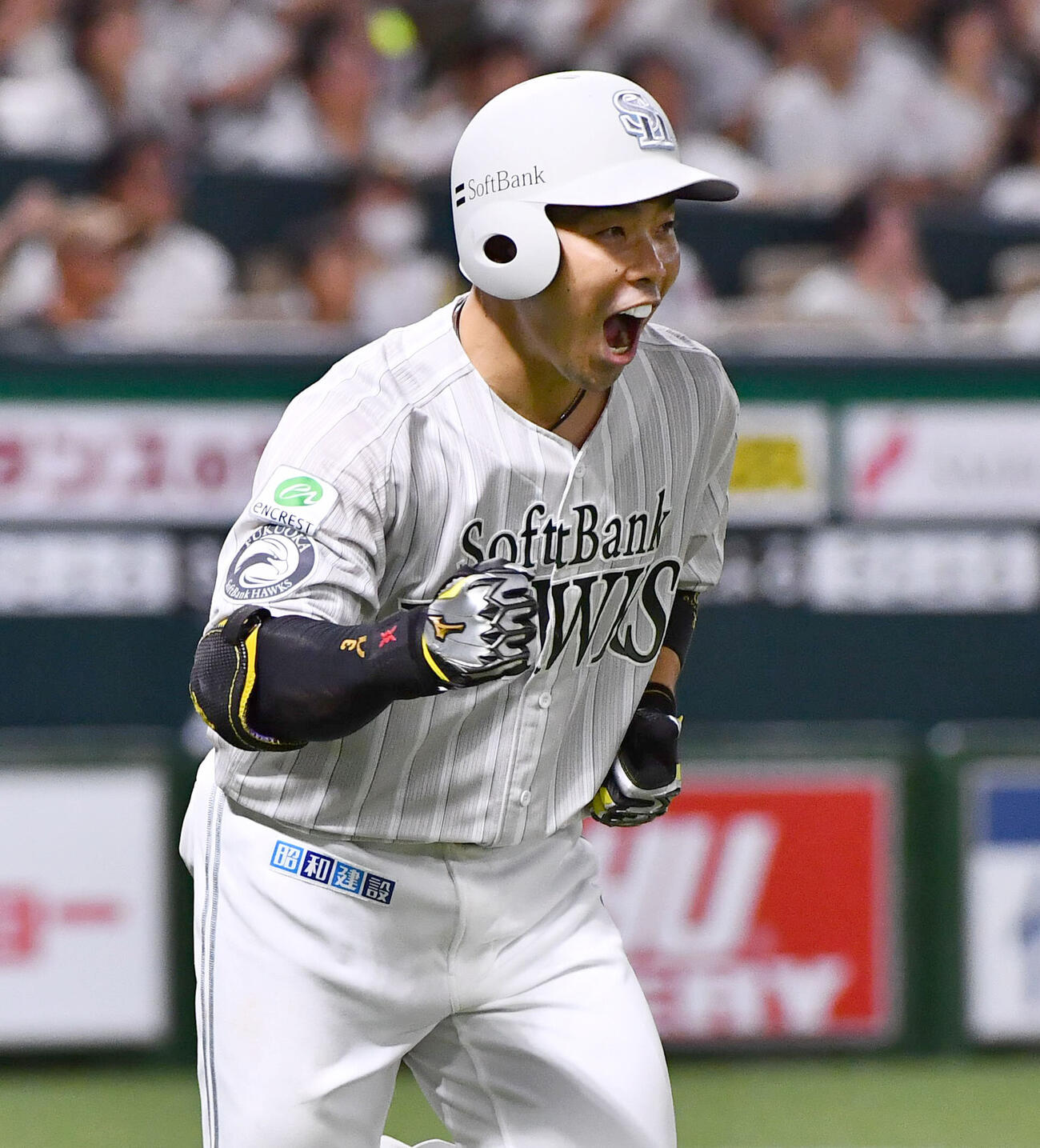ソフトバンク対ロッテ　5回裏ソフトバンク1死二、三塁、右越え3点本塁打を放ち、雄たけびをあげる近藤健介（撮影・岩下翔太）