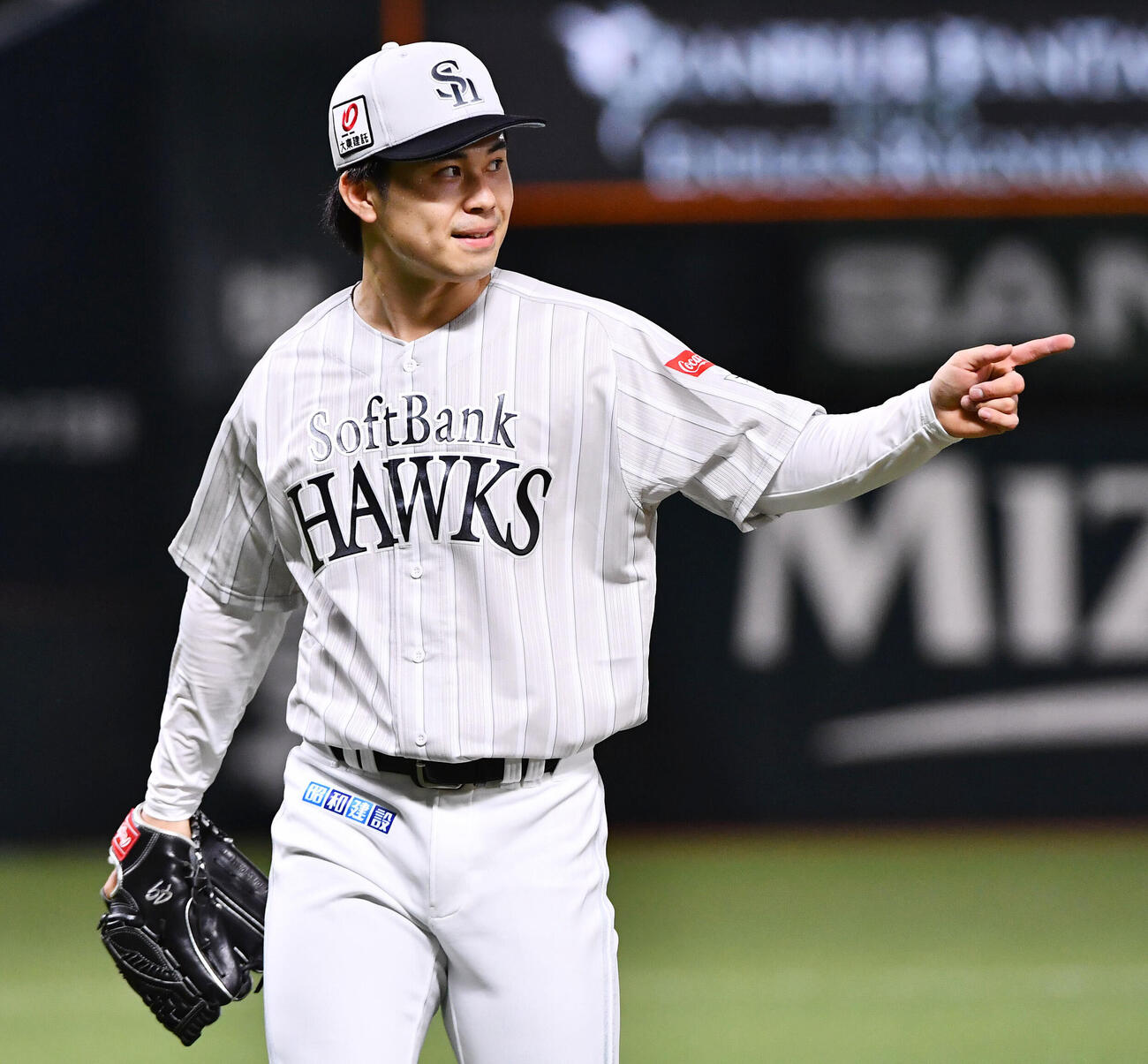 ソフトバンク対ロッテ　2回表終了後、笑顔でベンチへ戻る松本晴（撮影・岩下翔太）