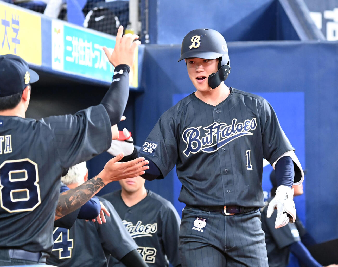 オリックス対西武　2回裏オリックス1死　太田椋（右）は左越え本塁打を放ちナインに迎えられる（撮影・石井愛子）