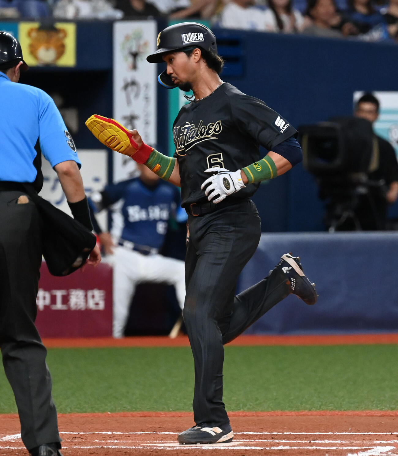 オリックス対西武　6回裏オリックス1死二塁　山中稜真の適時打で生還するオリックス宗佑磨（撮影・石井愛子）