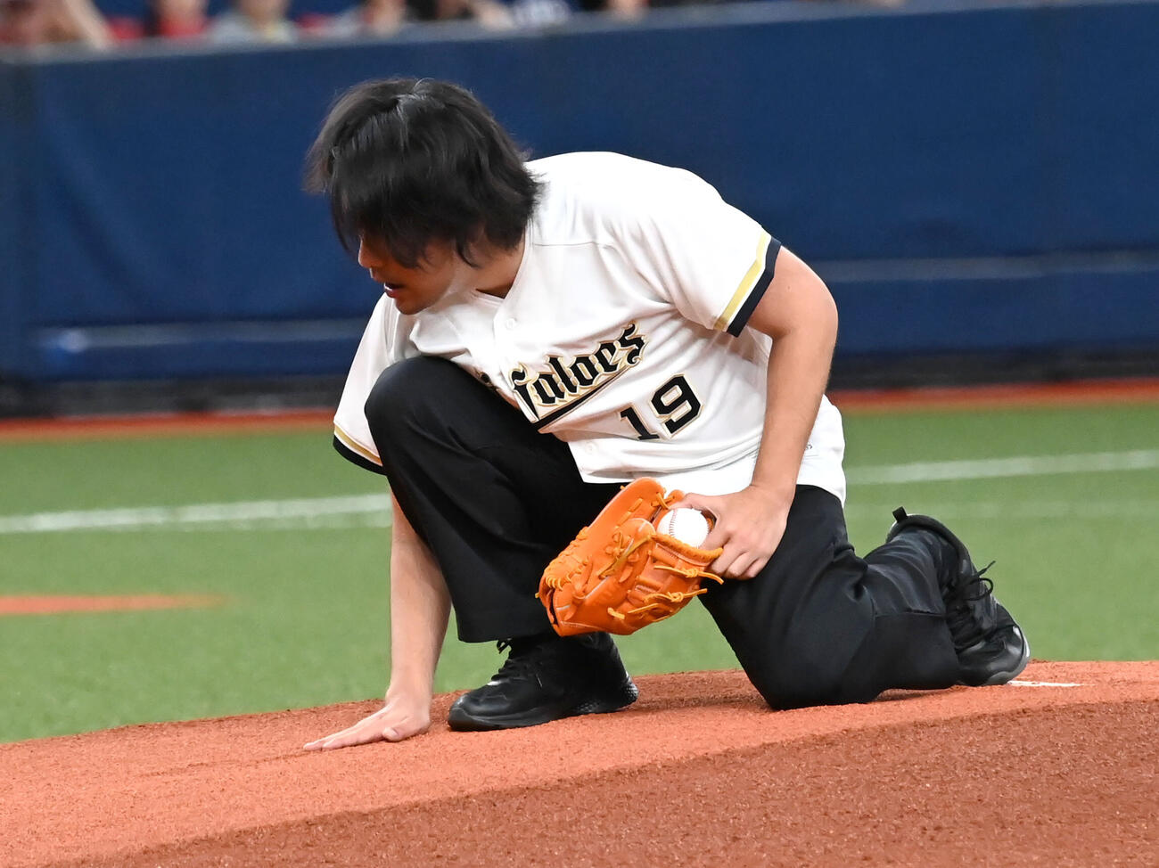 セレモニアルピッチを務める見取り図の盛山晋太郎（撮影・石井愛子）