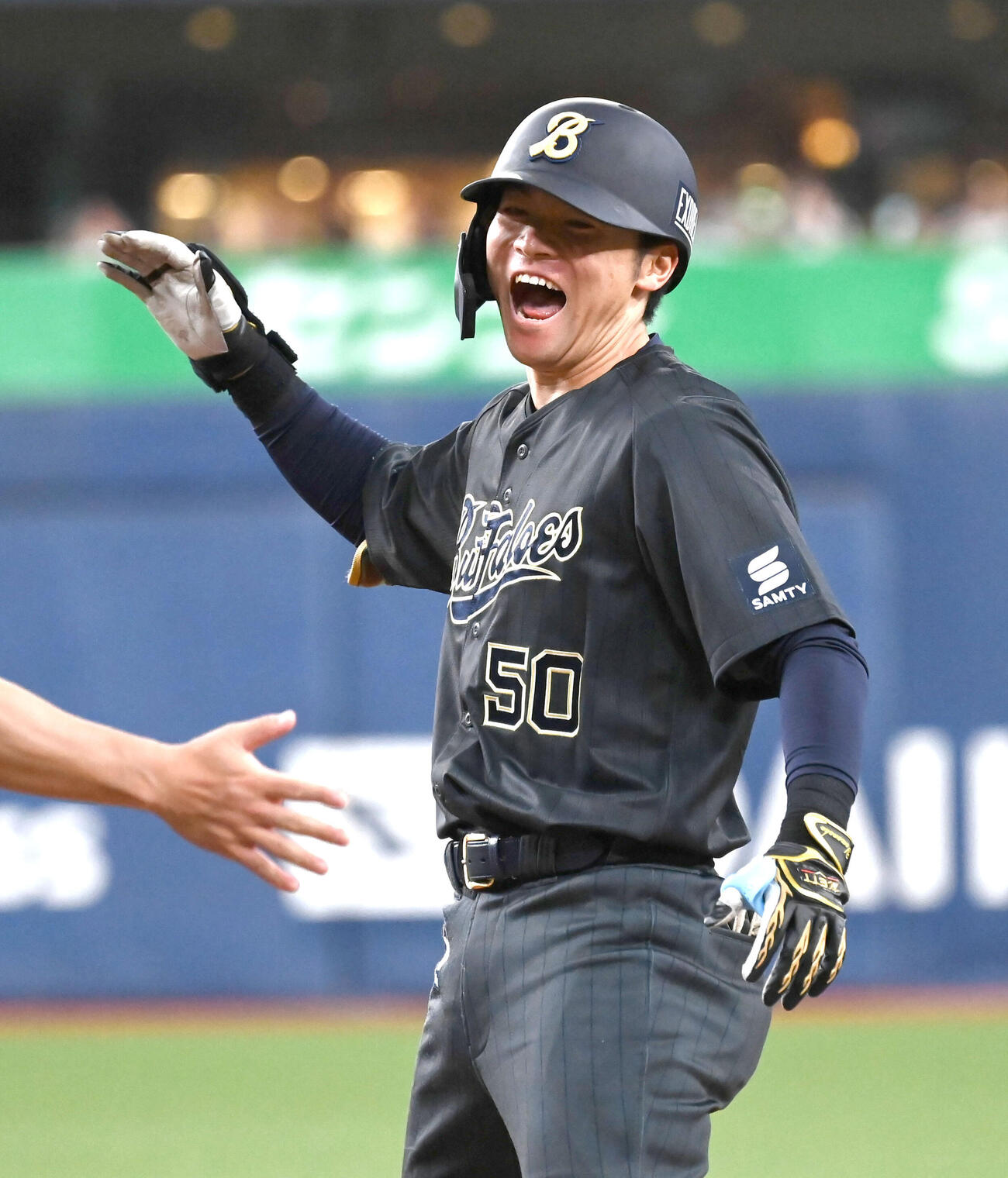 オリックス対西武　6回裏オリックス1死二塁　山中稜真は適時打を放ち喜ぶ（撮影・石井愛子）