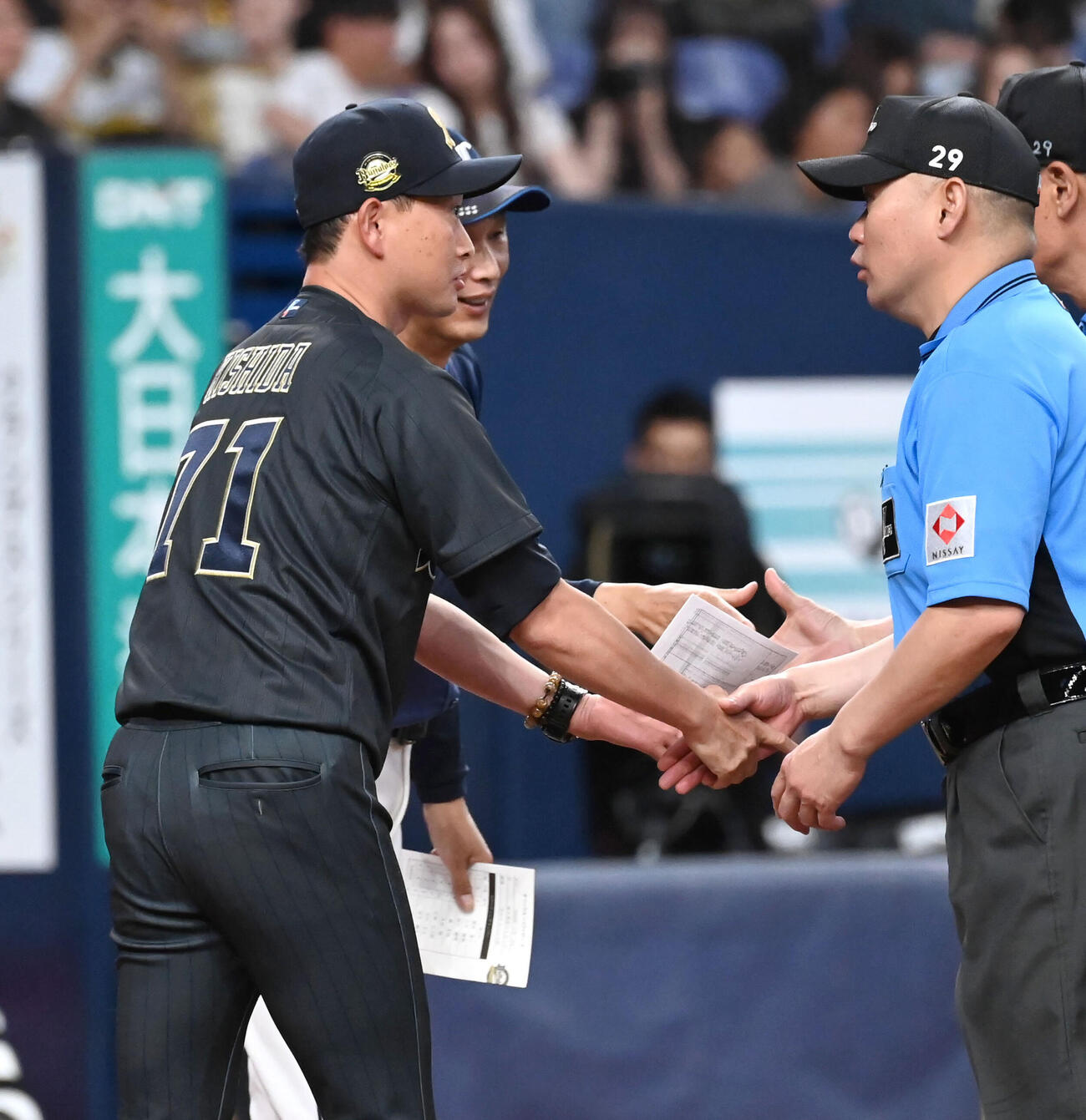 オリックス対西武　メンバー表交換をし審判と握手をするオリックスの岸田護監督（左手前）（撮影・石井愛子）