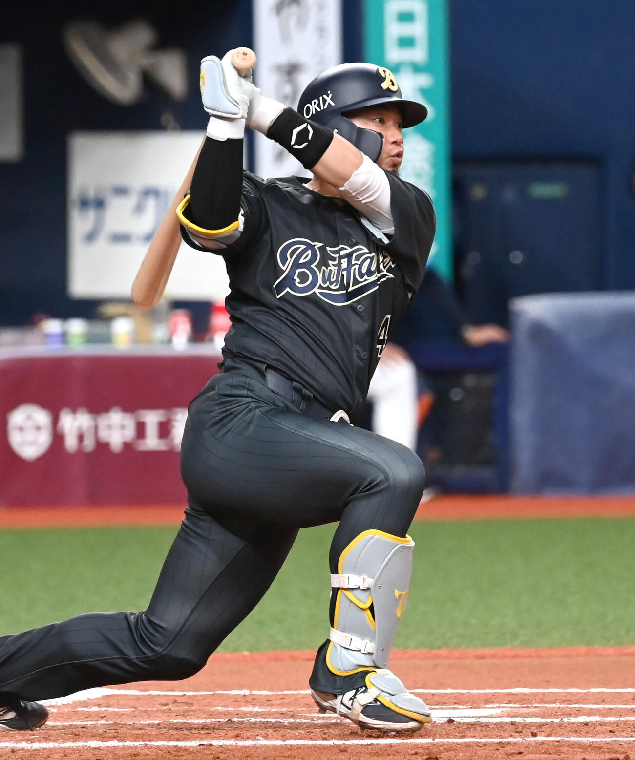 オリックス対西武　6回裏オリックス2死二塁　森友哉は適時打を放つ（撮影・石井愛子）