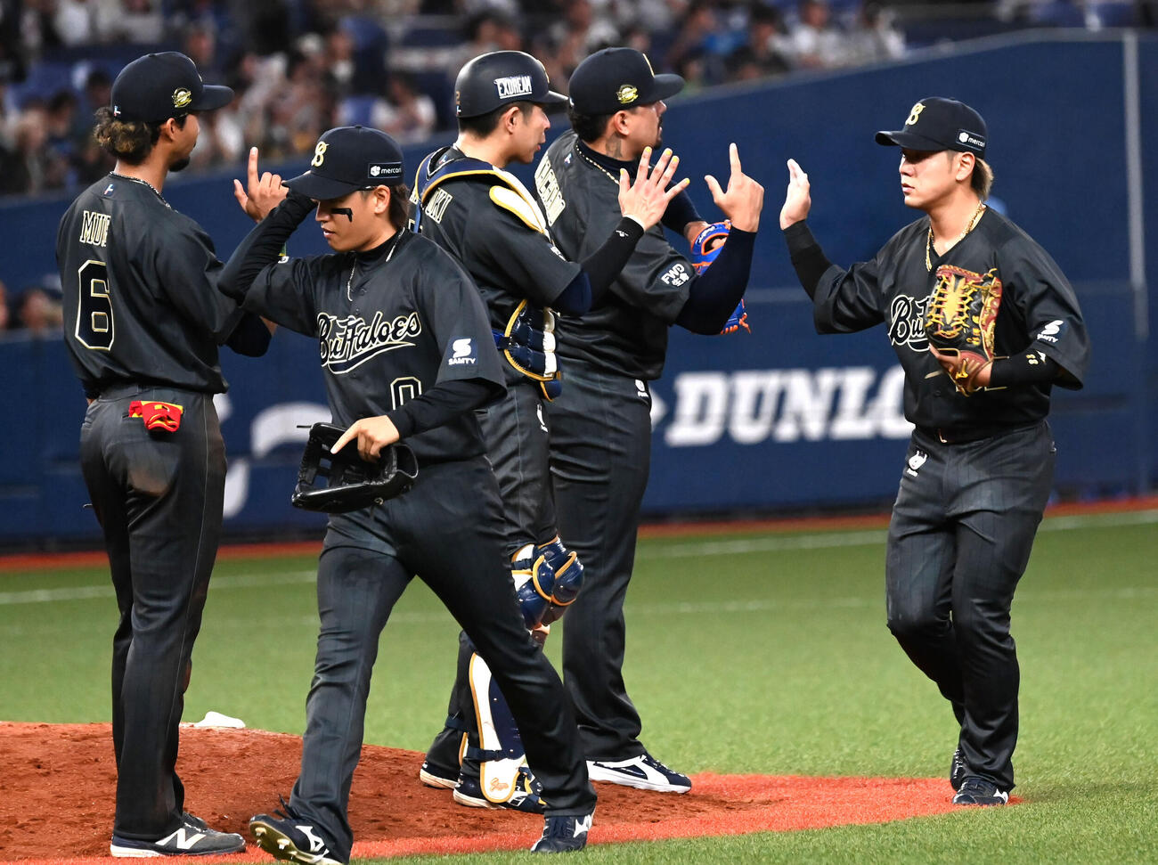 オリックス対西武　西武に勝利し喜ぶオリックスナイン（撮影・石井愛子）