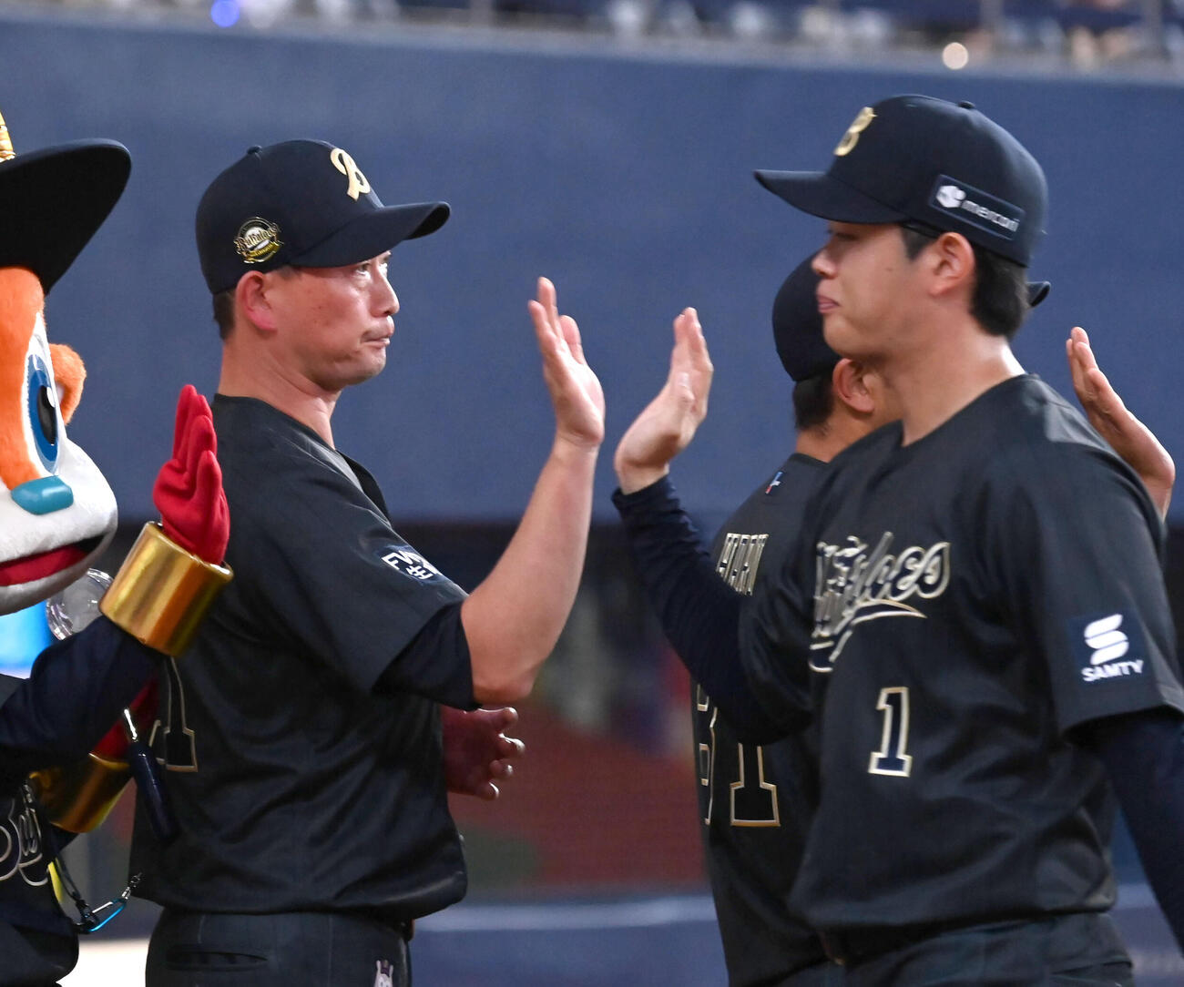 オリックス対西武　西武に勝利しオリックス太田椋（右）とハイタッチをする岸田護監督（撮影・石井愛子）