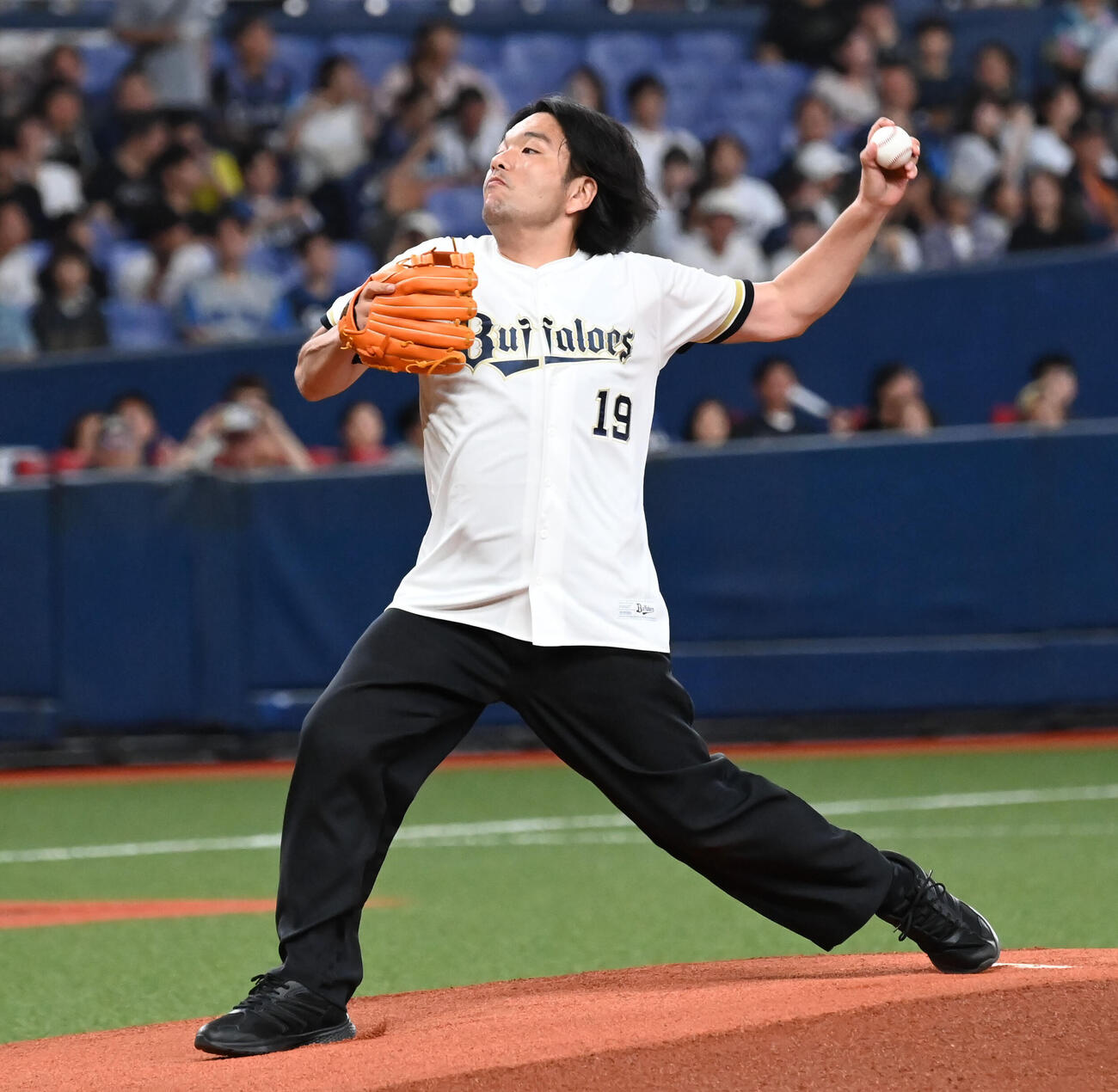 セレモニアルピッチを務める見取り図の盛山晋太郎（撮影・石井愛子）