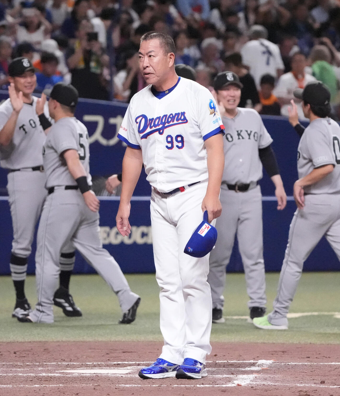 中日対巨人　試合後、観客にあいさつをする井上一樹監督（撮影・森本幸一）