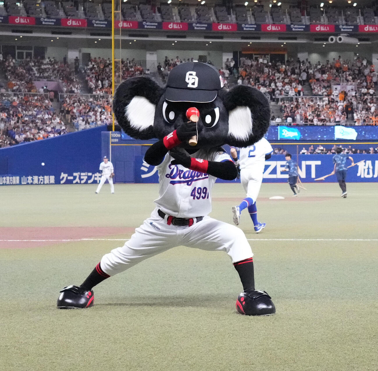 中日対巨人　けん玉対決でブラックドアラは1回目で成功し観客にアピール（撮影・森本幸一）
