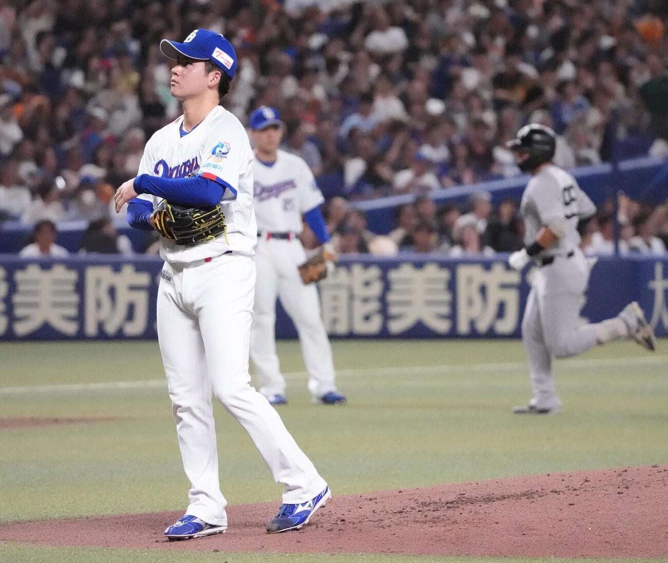 中日対巨人　2回表巨人2死、中日先発の金丸夢斗（左）は笹原操希に本塁打を打たれる（撮影・森本幸一）